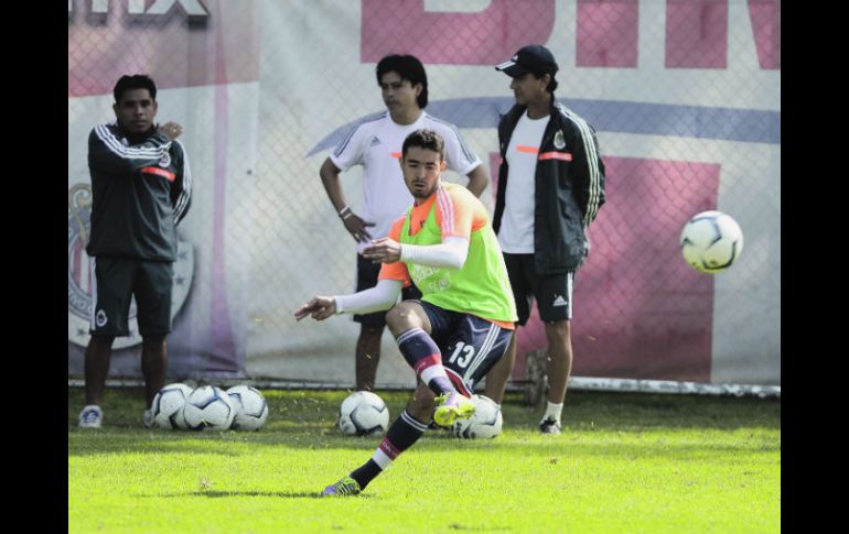 Afinando puntería. Chivas practica arduamente su ofensiva, con tiros a gol para todos sus futbolistas. MEXSPORT /