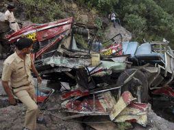 Imagen del accidente. La India tiene la mayor cantidad de carreteras letales del mundo, más de 110 mil personas mueren por año. AP /