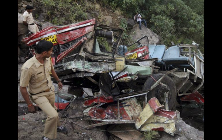 Imagen del accidente. La India tiene la mayor cantidad de carreteras letales del mundo, más de 110 mil personas mueren por año. AP /