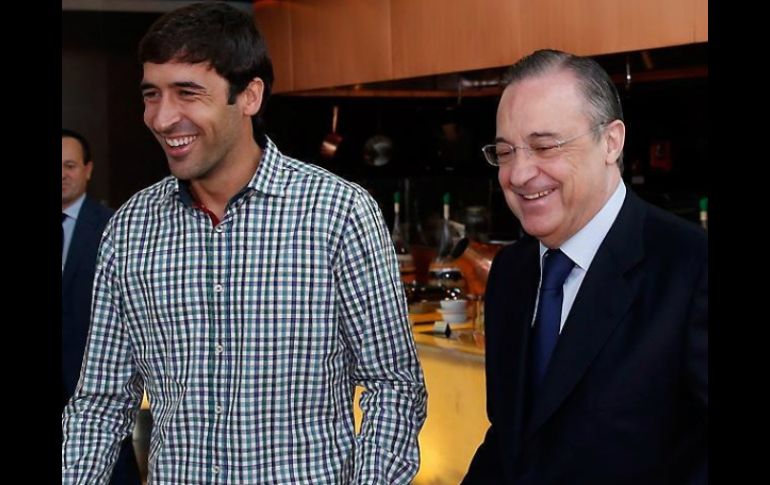 Aquí el legendario '7' del cuadro español (i) con el presidente del equipo, Florentino Pérez. Twitter: @RealMadrid ESPECIAL /