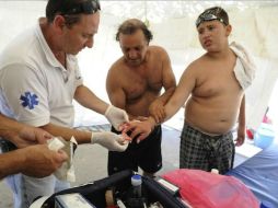 La gente que acude a tomar un baño se lleva una sorpresa al encontrar a los visitantes. EFE /