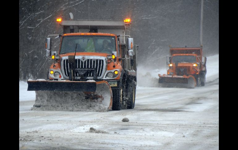 Una unidad del Departamento de Transportes barre la nieve en la ruta 183, en Torrington, Connecticut. AP /