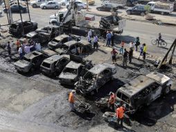 Un vehículo bomba estalló en una calle llena de compradores al norte de Bagdad, lo que dejó 16 muertos y 31 heridos. AP /