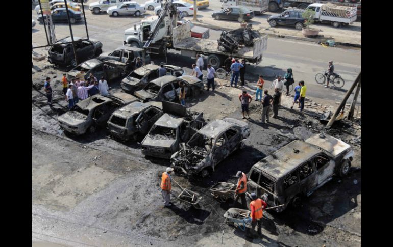 Un vehículo bomba estalló en una calle llena de compradores al norte de Bagdad, lo que dejó 16 muertos y 31 heridos. AP /