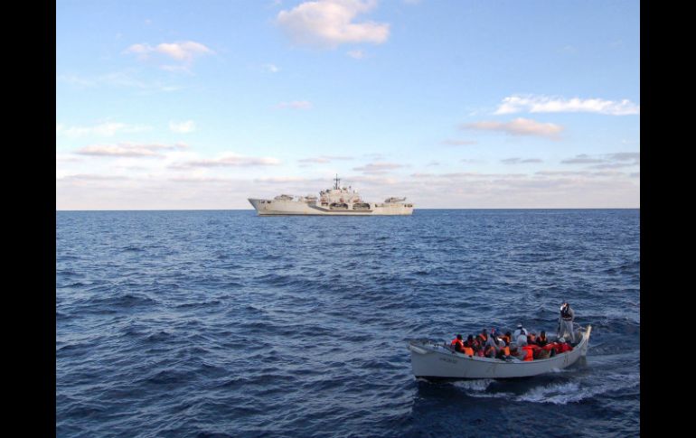 La barcaza con 233 inmigrantes indocumentados, entre ellos siete mujeres, que ha sido rescatada por la Marina italiana. EFE /