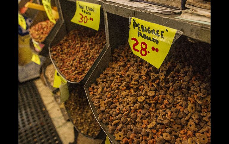 El alimento para mascotas es uno de los productos que se estrenan con el nuevo gravamen.  /