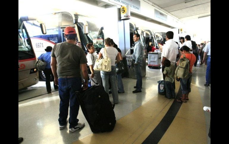 Algunos grupos de autotransporte decidieron absorber el gravamen del 16% para no afectar a sus clientes y flujo de pasajeros. ARCHIVO /