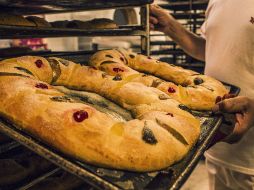 Desde días antes, panaderías hacen los preparativos para realizar las roscas de Reyes.  /