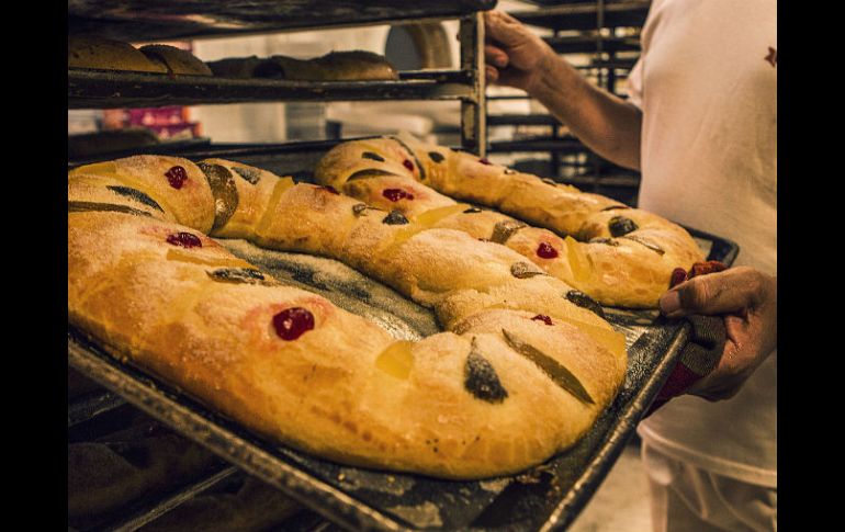 Desde días antes, panaderías hacen los preparativos para realizar las roscas de Reyes.  /