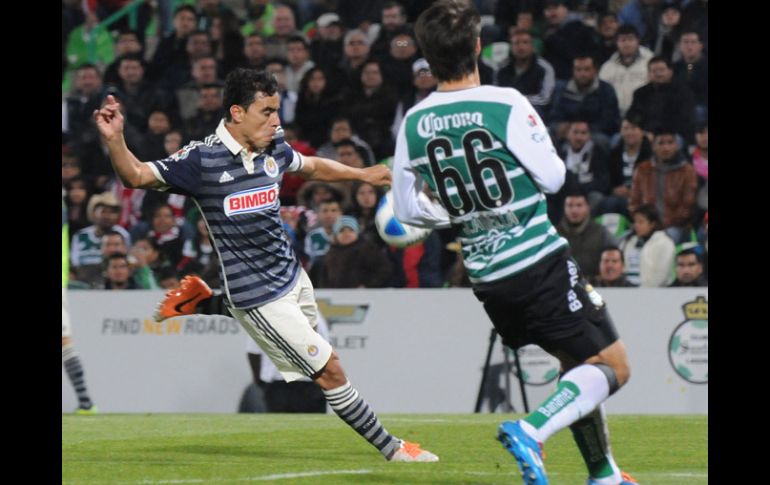 Omar Bravo dispara para anotar el gol de Chivas en el partido al minuto 2 MEXSPORT /