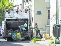 Muchos ciudadanos se desalientan al separar la basura porque los empleados recolectores la revuelven cuando se la llevan.  /