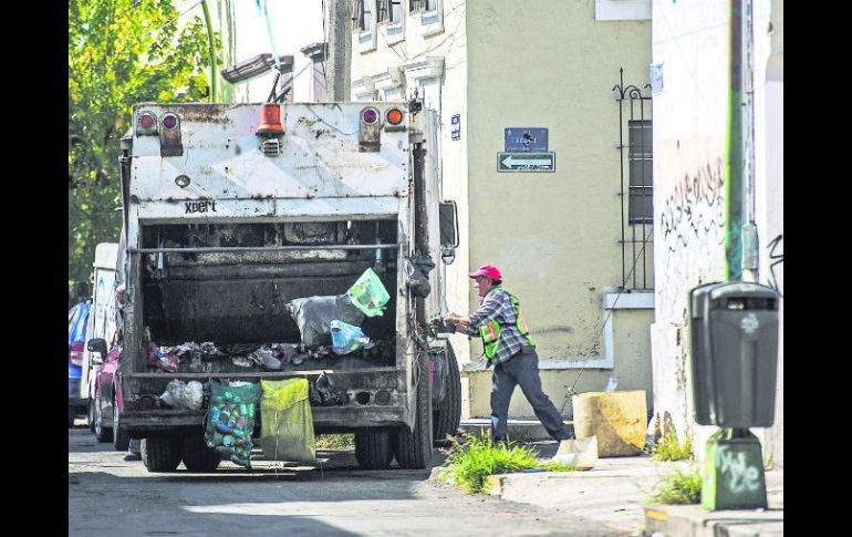 Muchos ciudadanos se desalientan al separar la basura porque los empleados recolectores la revuelven cuando se la llevan.  /