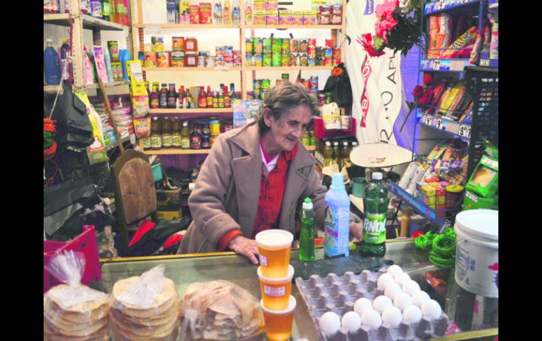 En el olvido. Una locataria atiende su puesto improvisado en donde se ubicaba el mercado Pedro Ogazón.  /