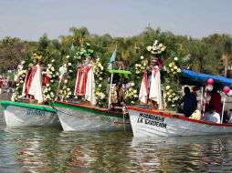 El día 7 de enero se realiza el tradicional paseo de las figuras de los Reyes en lancha. ARCHIVO /