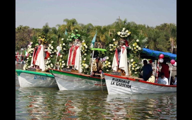 El día 7 de enero se realiza el tradicional paseo de las figuras de los Reyes en lancha. ARCHIVO /