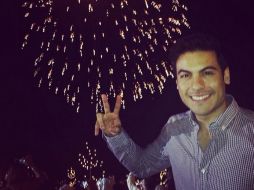 Carlos Rivera comenzó la conexión con sus seguidores con los temas 'No deben marchitar' y 'Te me vas'. ESPECIAL /