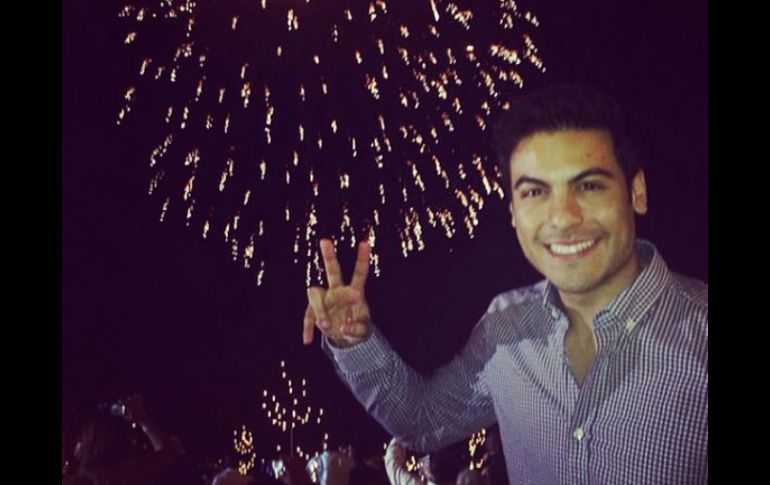 Carlos Rivera comenzó la conexión con sus seguidores con los temas 'No deben marchitar' y 'Te me vas'. ESPECIAL /