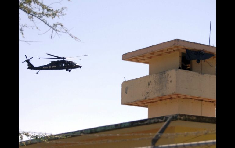 Durante el operativo también se contó con la vigilancia de helicópteros para dar con el paradero de los reos. AP /