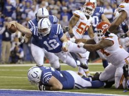 Andrew Luck se estira hacia la zona de anotación tras recuperar un balón suelto. Los Potros perdían 31-10 en la primera mitad. AP /