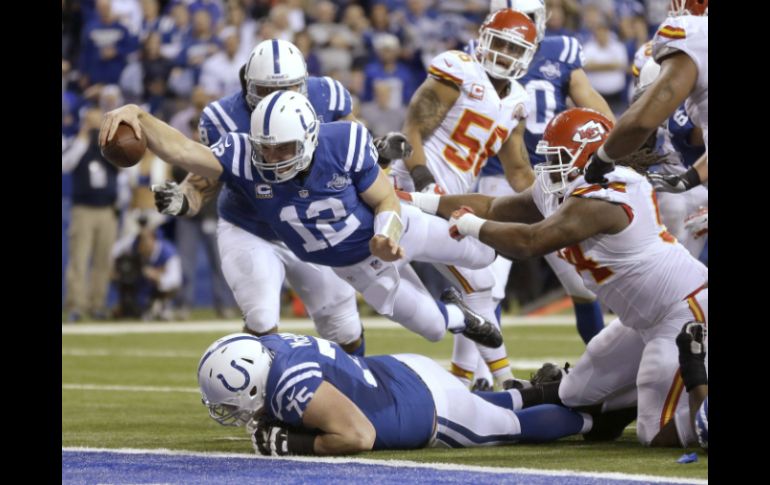 Andrew Luck se estira hacia la zona de anotación tras recuperar un balón suelto. Los Potros perdían 31-10 en la primera mitad. AP /