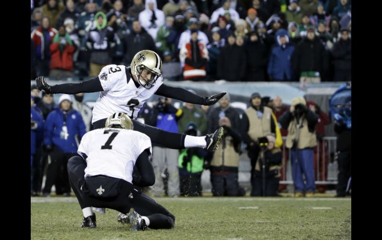 Graham conecta el gol de campo con el que los Santos avanzan a la ronda divisional de los playoffs de la NFL. AP /