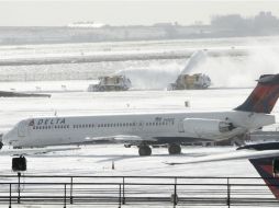 Las autoridades aeroportuarias investigan la velocidad que llevaba el avión cuando perdió el control. EFE /