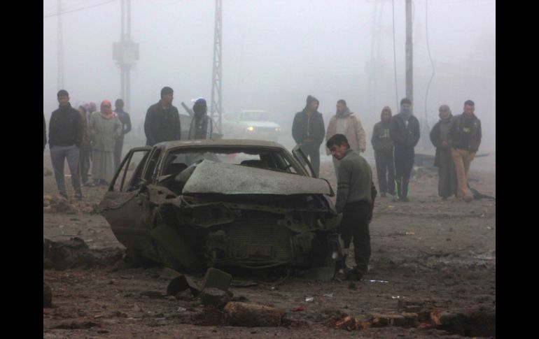 Dos automóviles cargados de explosivos estallaron simultáneamente, diez personas murieron y 26 resultaron heridas en este atentado. AP /