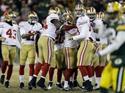 Los jugadores de San Francisco se reúnen en torno a Phil Dawson, después de haber conseguido el gol de campo de la victoria. AP /