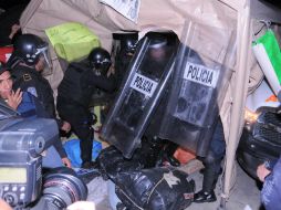 Granaderos de la SSPDF retiran las carpas de integrantes de la CNTE en el Monumento a la Revolución. SUN /