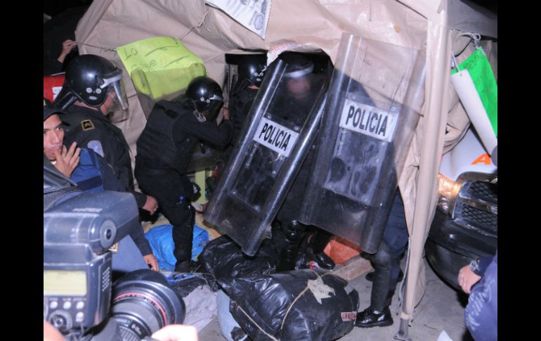 Granaderos de la SSPDF retiran las carpas de integrantes de la CNTE en el Monumento a la Revolución. SUN /