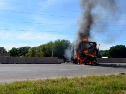 Por la tarde, un autobús fue quemado abajo de un puente peatonal en la carretera Cuatro Caminos-Apatzingan. AP /