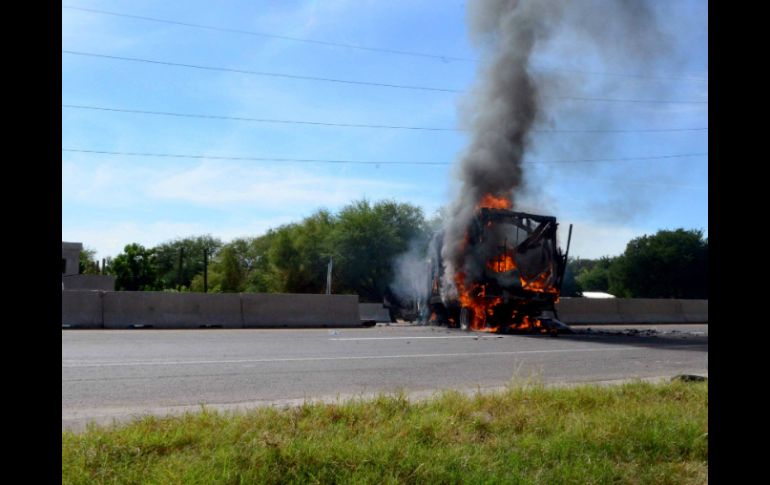 Por la tarde, un autobús fue quemado abajo de un puente peatonal en la carretera Cuatro Caminos-Apatzingan. AP /