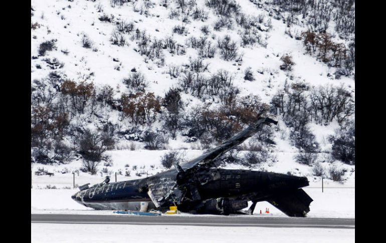 El avión se salió de la pista por el lado derecho, dio un vuelco y se incendió este domingo. AP /