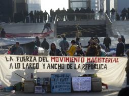 Desde la noche de ayer, granaderos del DF hicieron un desalojo del plantón que la CNTE mantenía en Plaza de la República. SUN /