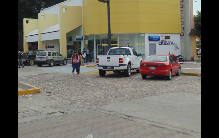 Autoridades llegaron quince minutos después del robo debido a que el reporte del ilícito fu enviado a Guadalajara.  /
