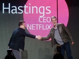 El presidente de LG para Estados Unidos saluda al director ejecutivo de Netflix. EFE /