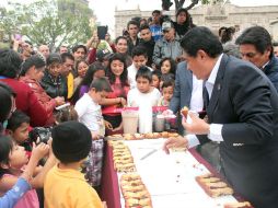 El presidente municipal reparte la rosca a los tapatíos que asistieron a la Plaza Guadalajara. ESPECIAL /