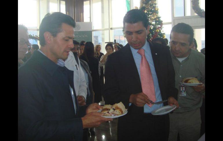 El Presidente Peña Nieto parte la Rosca de Reyes con los reporteros que cubren sus actividades cotidianas. TOMADA DE @JulioVillasr  /
