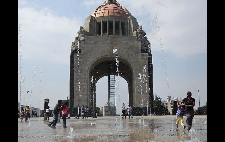 Vista del Monumento a la Revolución libre del plantón de la CNTE. SUN /