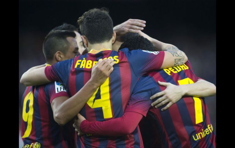 El Barcelona celebra el tercer gol de su equipo ante el Elche. EFE /