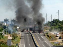 Este lunes se registró el segundo día de bloqueos carreteros en la región de Tierra Caliente. EFE /