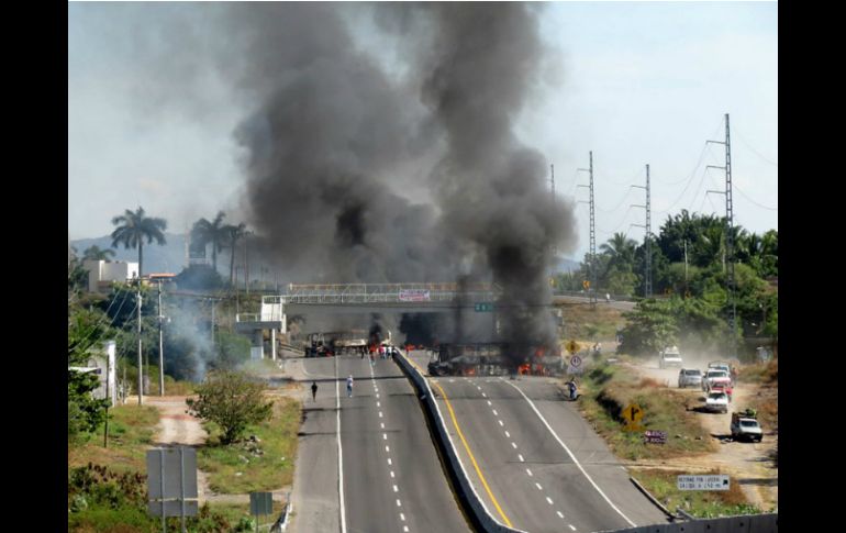 Este lunes se registró el segundo día de bloqueos carreteros en la región de Tierra Caliente. EFE /