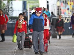 Luego del periodo vacacional de diciembre, este martes regresaron a clases en el país más de 35 millones de estudiantes. ARCHIVO /