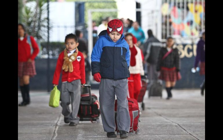 Luego del periodo vacacional de diciembre, este martes regresaron a clases en el país más de 35 millones de estudiantes. ARCHIVO /