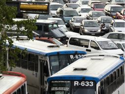 El ''uso excesivo del automóvil'' y la baja calidad del transporte público en el país, un foco rojo para el Gobierno federal. ARCHIVO /