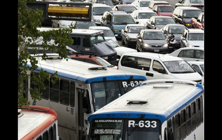 El ''uso excesivo del automóvil'' y la baja calidad del transporte público en el país, un foco rojo para el Gobierno federal. ARCHIVO /