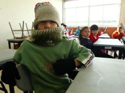 Bernardo acude a su nueva escuela atrapado entre sus prendas de invierno.  /