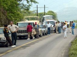 Informan sobre el bloqueo del paso vehicular en ambos carriles. ARCHIVO /