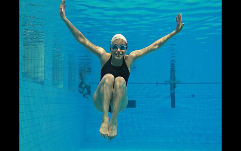 La natación es un ejercicio muy completo y estimula los músculos de forma efectiva. ARCHIVO /