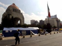 Los manifestantes reacomodaron por la mañana el campamento que mantenían en el Monumento a la Revolución. SUN /